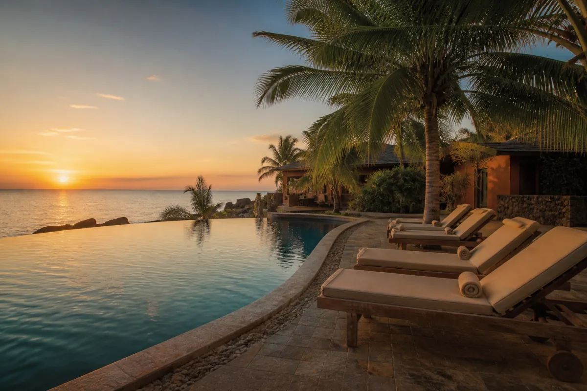 Resort ven biển với hồ bơi vô cực ở Phú Quốc lúc hoàng hôn